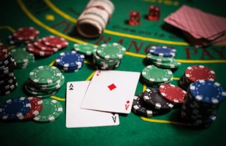 Membaca syarat cashback melalui ponsel